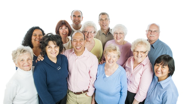 Un groupe diversifié d'adultes et de personnes âgées de 45 à 95 ans.