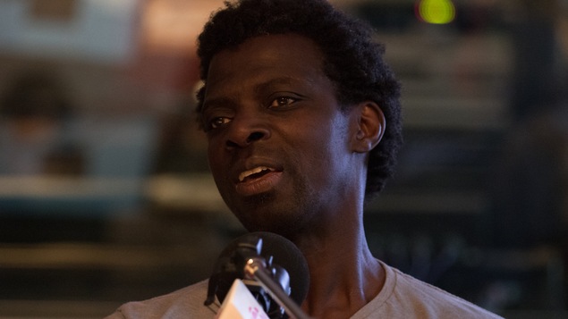 Photo de Peter Gueye, en studio