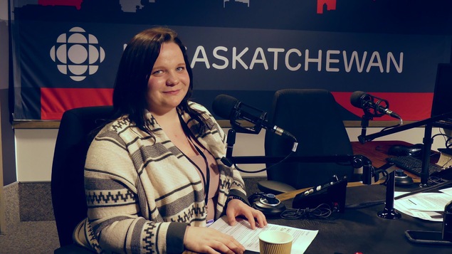 Kymber Zahar est assise dans le studio de radio de Radio-Canada Saskatchewan