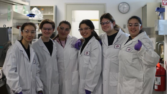 Le six jeunes chercheuses dans le laboratoire du Centre canadien de rayonnement synchrotron.