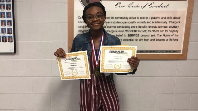 Malika Yoh avec sa médaille
