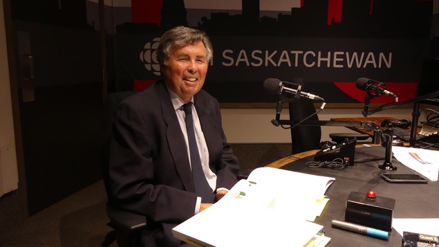 Stephen Kenny est dans le studio de radio de Radio-Canada Saskatchewan