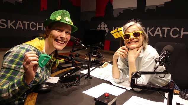 Deux femmes assisent dans un studio de radio