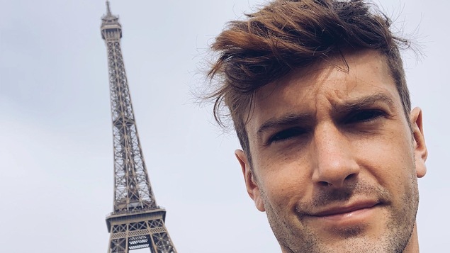 Philippe Touzel, acteur, chanteur danseur, devant la tour Eiffel