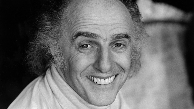 Gilles Vigneault, tout sourire, en 1983