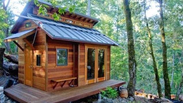 Une mini-maison dans la forêt.