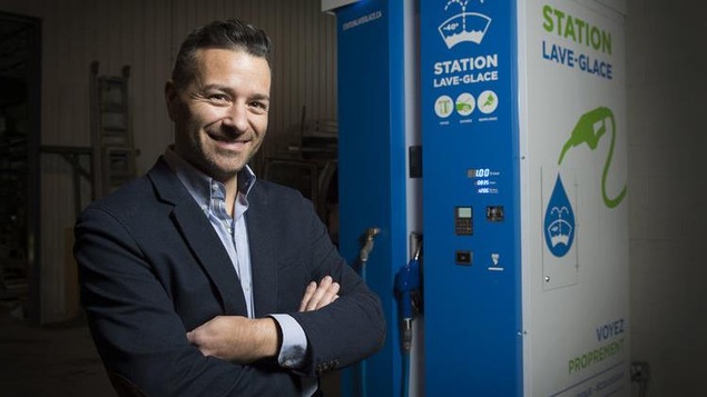 Pierre Néron pose devant la Station Lave-Glace