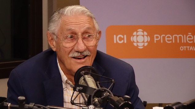 Photo du conférencier Pierre Sabourin en entrevue à l'émission Les malins.