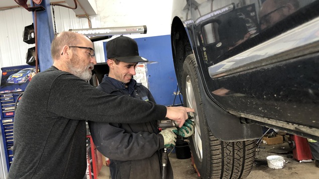 Yves Gagnon et Michaël Blais dans le garage de l'entreprise P.J.L.