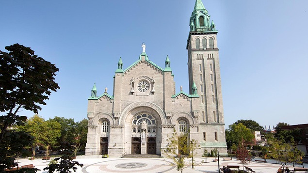 Une place publique devant une église par une journée ensoleillée.