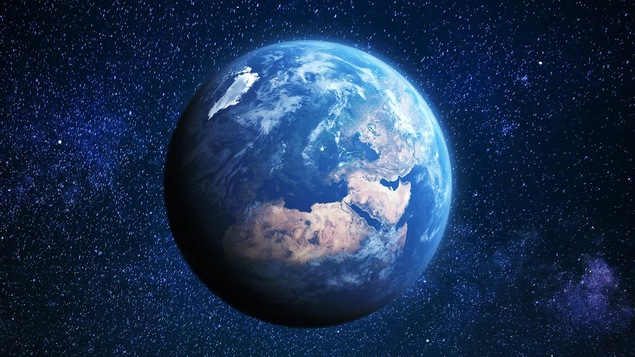 La planète Terre apparaît dans l'espace.