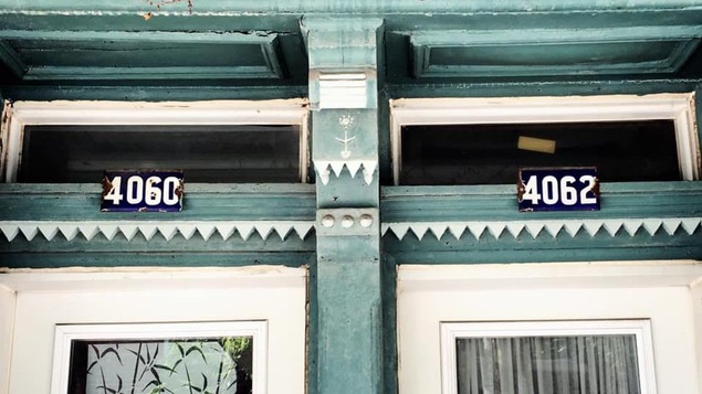 Deux plaques en métal bleues avec des chiffres blancs placées chacune au-dessus d'une porte d'appartement.