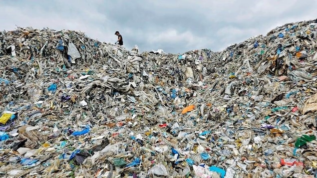 Une montagne formée de toutes sortes d'emballages de plastique.