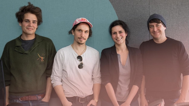 Renaud Lessard, Jonathan Beaulieu-Cyr, Helen Faradji et Éric Morin posent souriant en regardant la caméra.