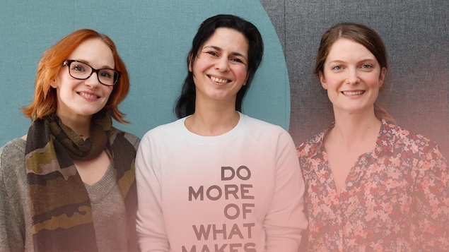 Marianne Farley, Helen Faradji et Geneviève Dulude-De Celles posent tout sourire en regardant la caméra.