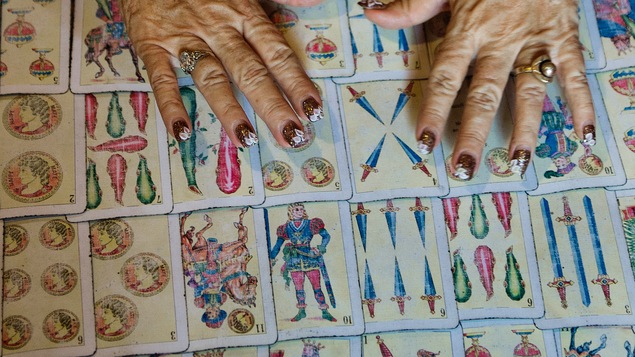 Une tarologue mexicaine touche à ses cartes.