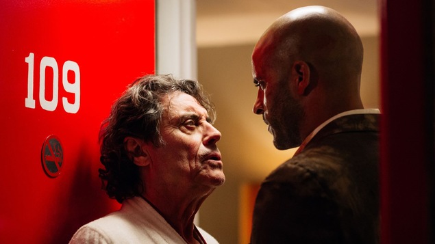 Un extrait de la série télévisée américaine <i>American Gods</i>, qui met notamment en vedette Ian McShane (à gauche) et Ricky Whittle (à droite).