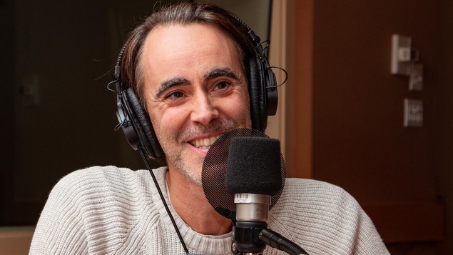 Le chanteur et auteur sourit à l'animatrice.
