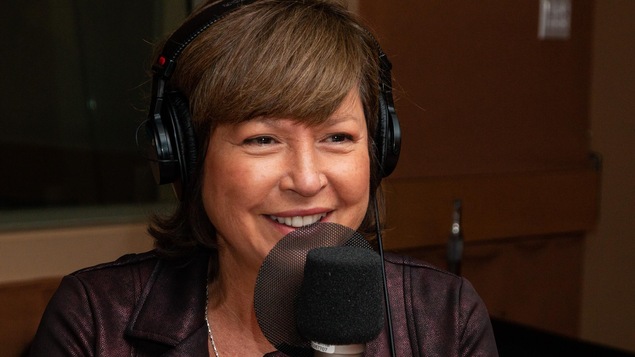 L'animatrice au sourire radieux s'adresse à l'animatrice.