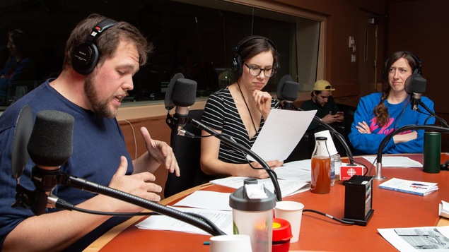 Le trio est attentif au texte présenté.