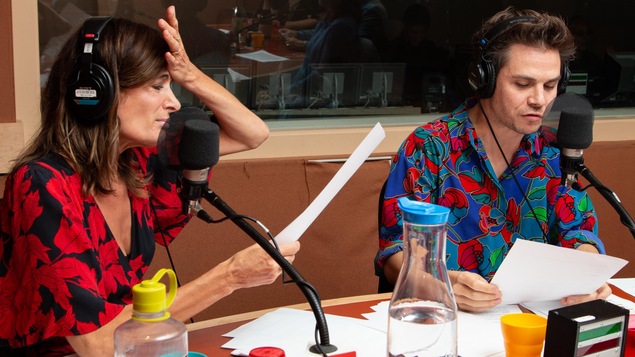 Les deux comédiens sont habillés de blouses très colorées, avec des imprimés floraux de grande taille.