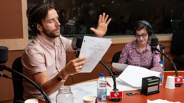 Les deux comédiens gesticulent en lisant leur texte.