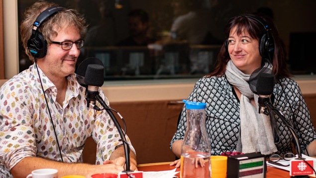 Les deux artistes sourient à l'unisson.