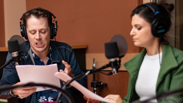 Les deux comédiens gesticulent en pleine lecture de texte.