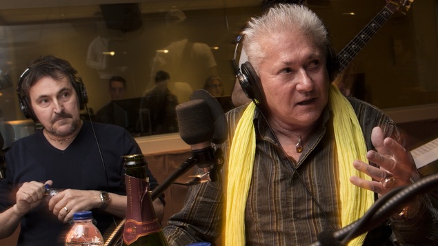 Avant de lire son Ode oiseaux, Jean-Paul Daoust commente la prestation des deux combattants de mots.