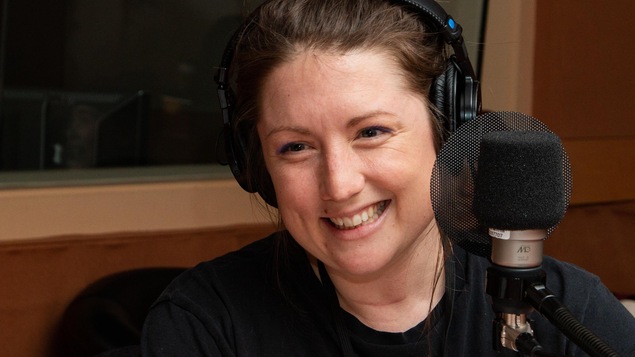 La chanteuse sourit en répondant à l'animatrice.