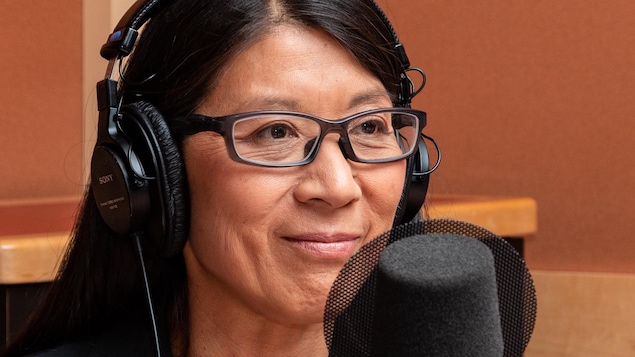 La docteure à lunettes sourit à l'animatrice.