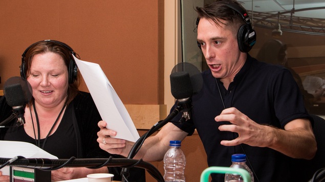 Le comédien Jocelyn Lebeau grimace en lisant son texte.