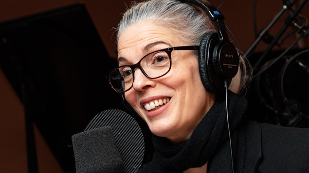 La comédienne aux lunettes sourit à l'animatrice.