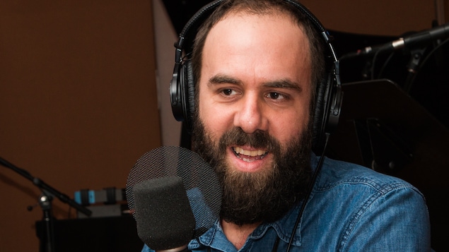 L'auteur barbu sourit au micro de l'émission.