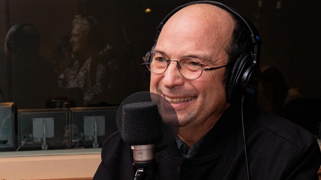Le musicien aux lunettes rondes sourit à Marie-Louise Arsenault.