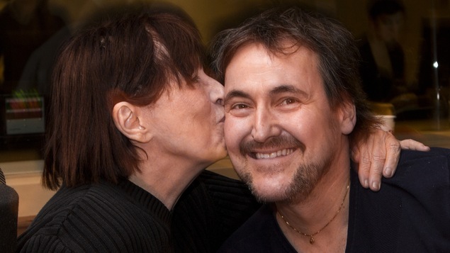Guy A. Lepage reçoit le baiser de la consécration de la part de la grande dame Monique Miller.
