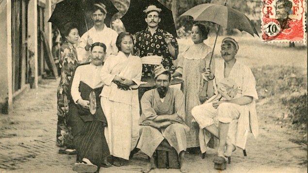 Une photo d'un groupe d'hommes et de femmes vêtus de kimonos