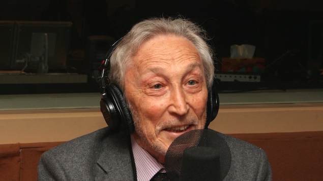Georges Vigarello, historien, spécialiste de l'histoire de l'hygiène, de la santé, des pratiques corporelles et des représentations du corps, photographié dans le studio 18 de Radio-Canada