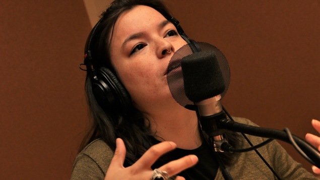 Natasha Kanapé Fontaine parle au micro de Marie-Louise Arsenault.