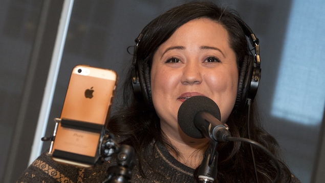 Manal Drissi sourit en lisant son texte.