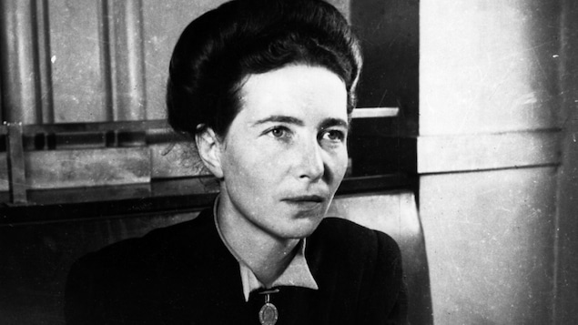 Une photo de l'auteure existentialiste et féministe Simone de Beauvoir prise en 1947.