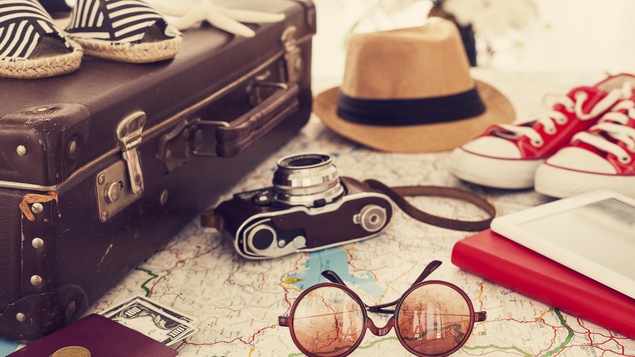 Une valise et des objets de voyage.