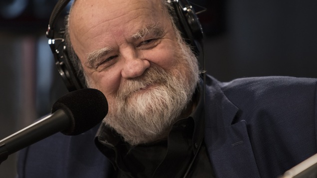 Serge Bouchard au micro de Plus on est de fous, plus on lit, en direct du salon du livre de Montréal