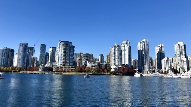 Le bras de mer False Creek et des immeubles du centre-ville de Vancouver.