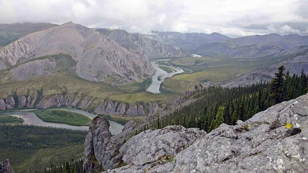 rivière entourée de montagnes