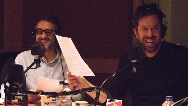 Les comédiens François Létourneau et Patrice Robitaille rient dans un studio de radio.