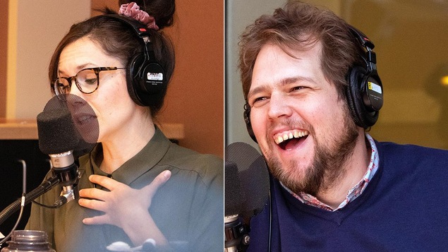 La comédienne Marie-Ève Trudel parle dans un micro, et le comédien Guillaume Cyr rit devant un micro.