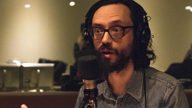 L'auteur-compositeur-interprète Philippe B parle dans un micro.