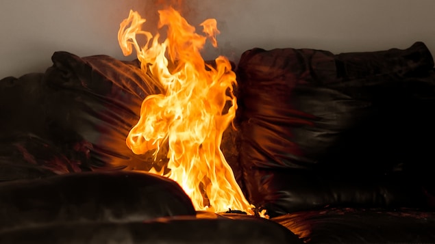 Un sofa brûle.