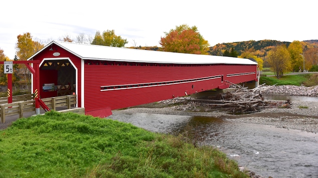Le pont couvert de Saint-Edgar, peint en rouge, à l'automne